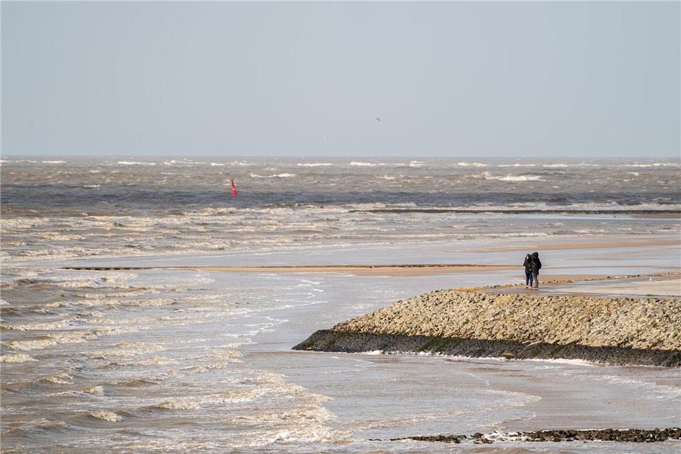 Wissenschaftler gehen davon aus, dass der Meeresspiegel in der Nordsee bis 2100 zwischen 30 und 120 Zentimeter steigen wird. (Archivbild)Mohssen Assanimoghaddam/dpa