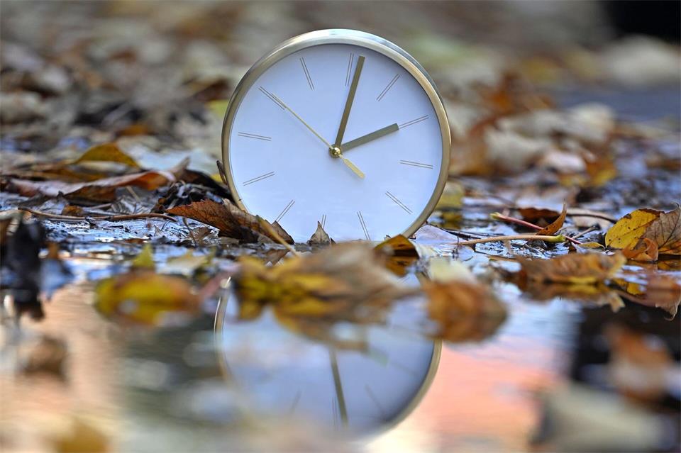 Wissenschaftliche Untersuchungen zeigen, dass die Herbstumstellung in der Regel weniger belastend ist als die Umstellung auf die Sommerzeit. (Symbolbild)Jennifer Brückner/dpa