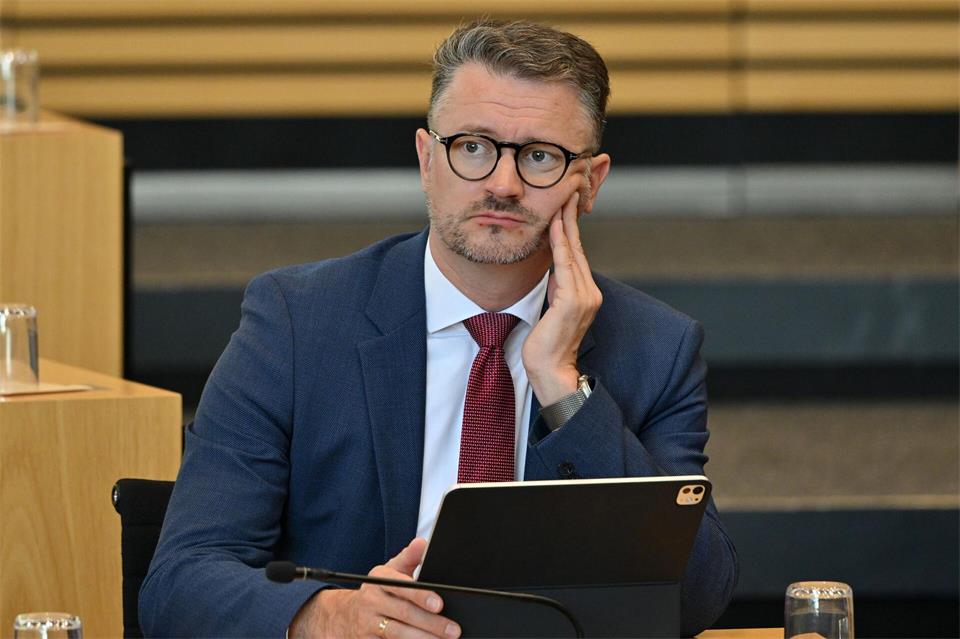 Wissenschaftsminister Tischner stellte den Entwurf in Erfurt vor. (Archivbild)Martin Schutt/dpa