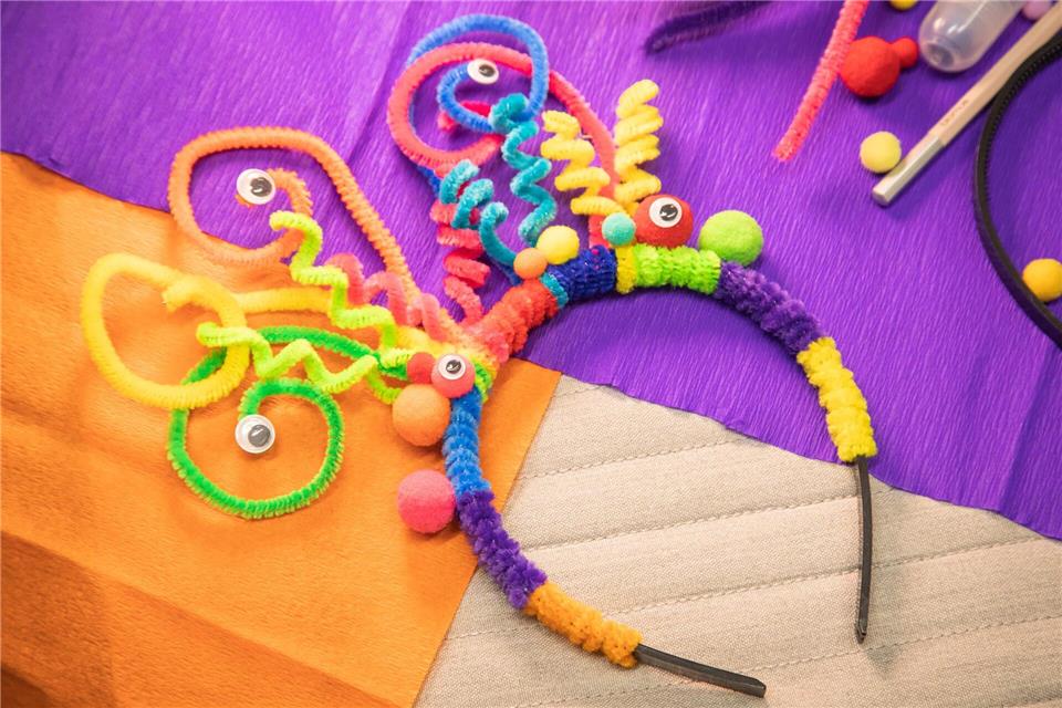 Witziges Detail für den bunten Kopfschmuck: Wackelaugen.Christin Klose/dpa-tmn