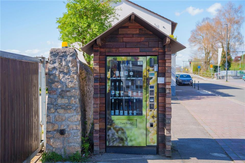 Wo bekommt man nach Feierabend oder am Wochenende Winzer-Weine her? Automaten helfen da weiter. Andreas Arnold/dpa