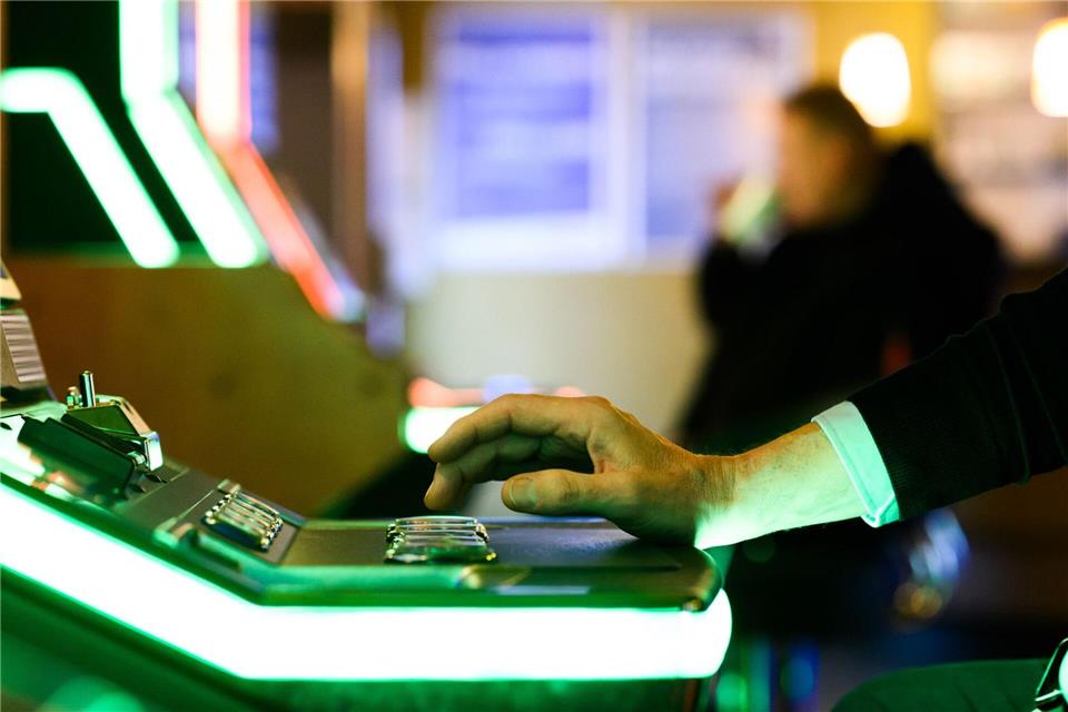 Wo bisher zwei Spielhallen unter einem Dach betrieben werden, darf bald nur noch eine bleiben. (Symbolbild)Julian Stratenschulte/dpa