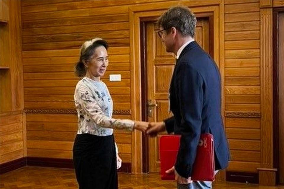 Wo das Treffen Suu Kyis mit Arnaud de Baecque stattfand, blieb unklar.Uncredited/Myanmar President Office via AP/dpa