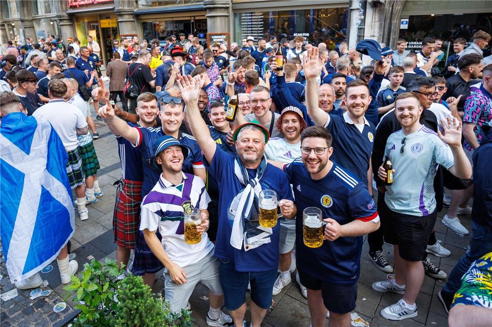 Wo die Schotten waren, war Bier: Fans bei Europameisterschaft 2024. Matthias Balk/dpa