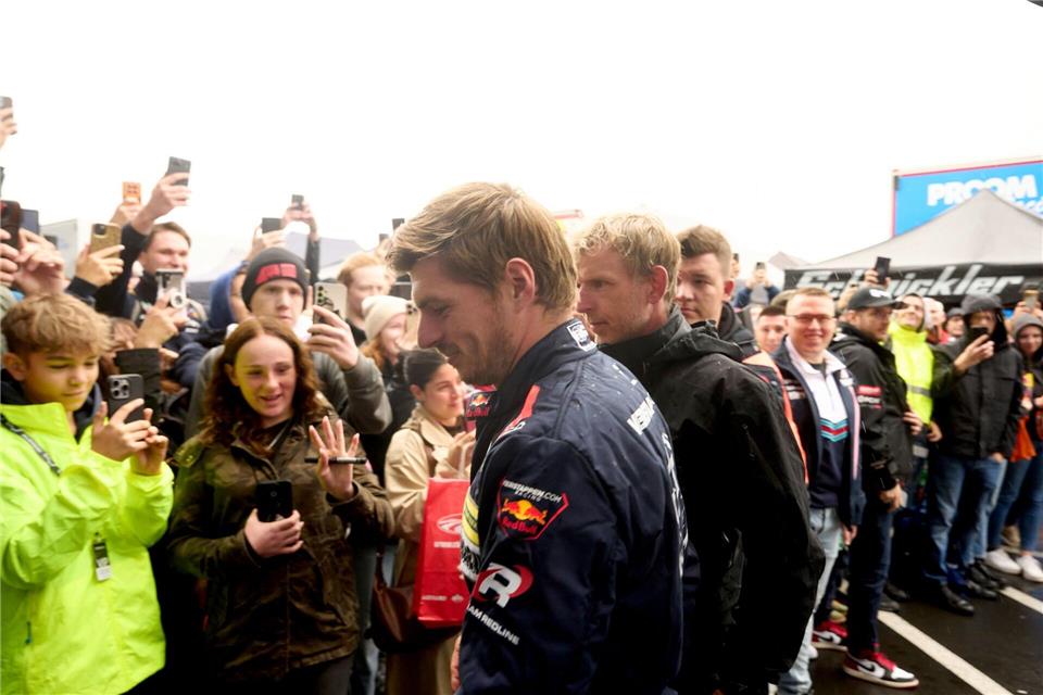 Wo er auftaucht, steht Max Verstappen im Mittelpunkt.Thomas Frey/dpa