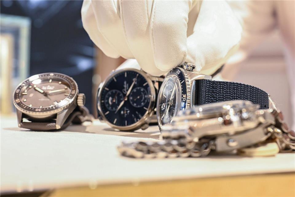 Wo es teuer zugeht, sind Handschuhe gefragt. (Archivbild)Uli Deck/dpa