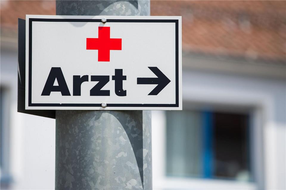 Wo geht’s hier zum Arzt? Weil viele Praxen unbesetzt bleiben, wird der Weg zum Hausarzt für viele Menschen weiter. (Symbolbild)Tom Weller/dpa