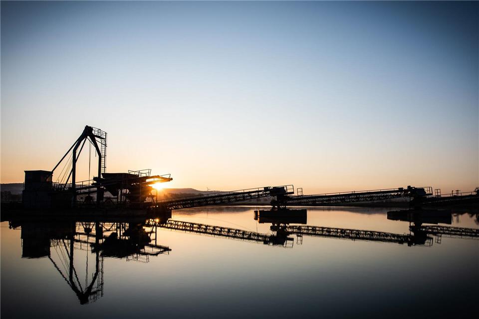 Wo genau Rohstoffvorkommen liegen, etwa für den Kiesabbau, zeigt die neue 3D-Karte. (Archivbild)Swen Pförtner/dpa