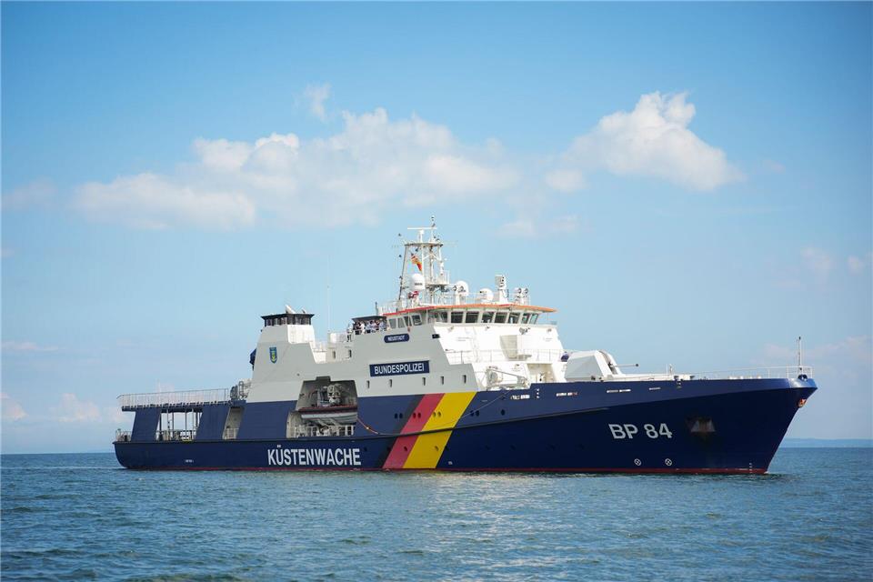 Wo genau die Schiffe im Einsatz sind, wird aus ermittlungstaktischen Gründen nicht veröffentlicht. (Archivbild)Christian Charisius/dpa