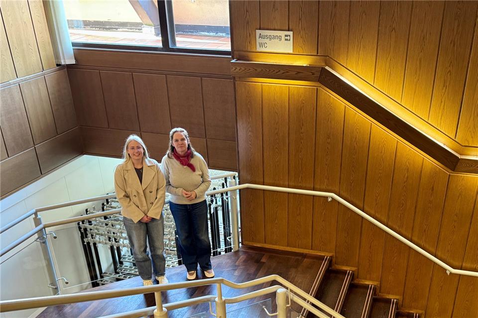 Wo hier noch Luftraum über der Garderobe ist, soll künftig ein Steg die Anbindung an die Terrasse sein, berichten die Pressesprecherin der Stadtverwaltung Nathalie Baumeister (links) und Claudia von Kriegsheim (Leiterin Stadtmarketing und Stadthalle).