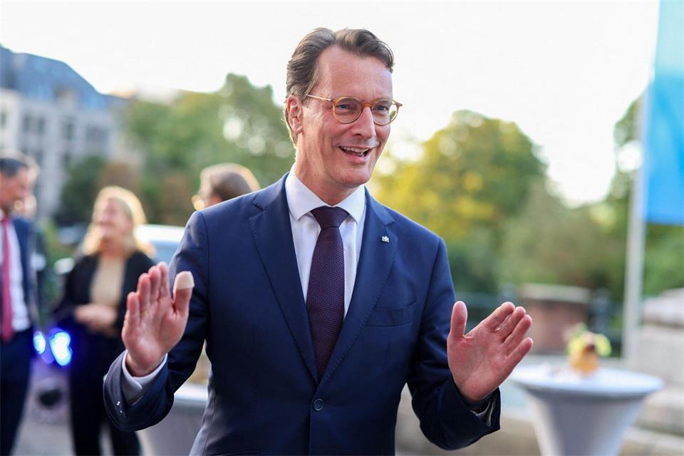 Wo immer er hinkommt, überall wartet auf Hendrik Wüst dieselbe Frage. Christoph Reichwein/dpa