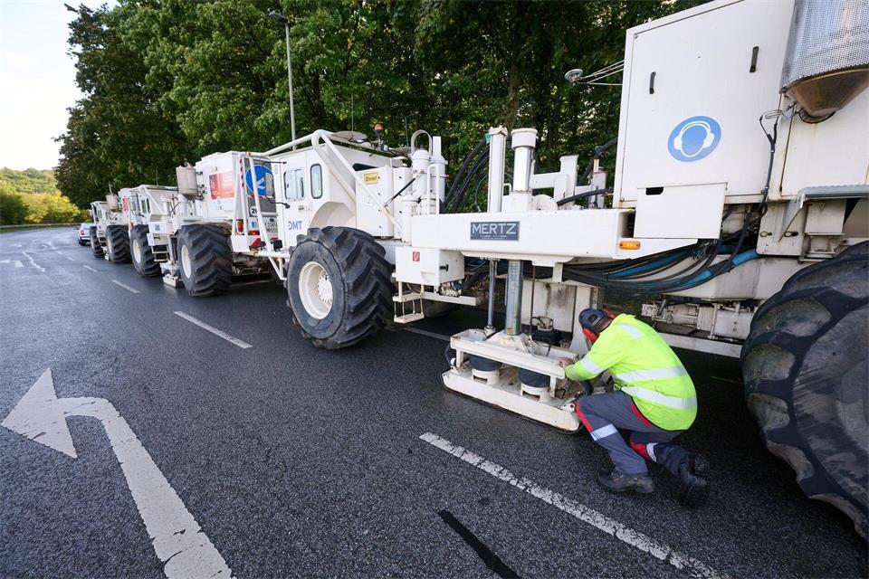 Wo in NRW lohnen sich Erdwärme-Bohrungen? Rüttelnde Vibro-Trucks und jede Menge Messtechnik helfen, das herauszufinden. (Archivbild)Bernd Thissen/dpa