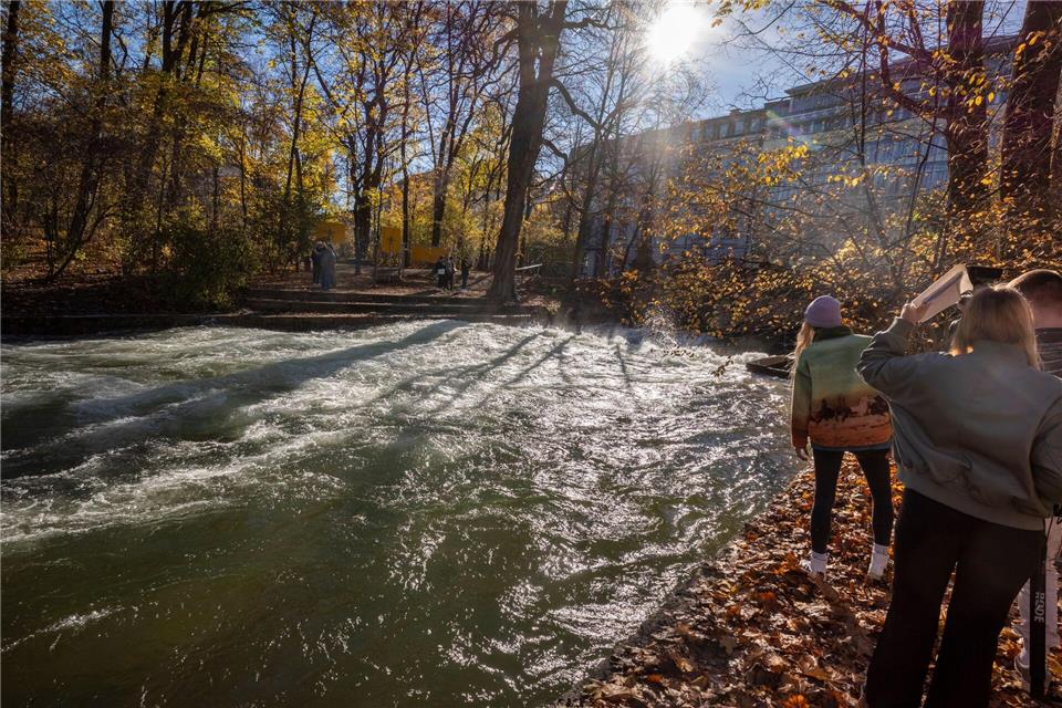 Wo ist die Welle? Seit der Bachauskehr baut sie sich nicht mehr auf. (Archivbild)Peter Kneffel/dpa