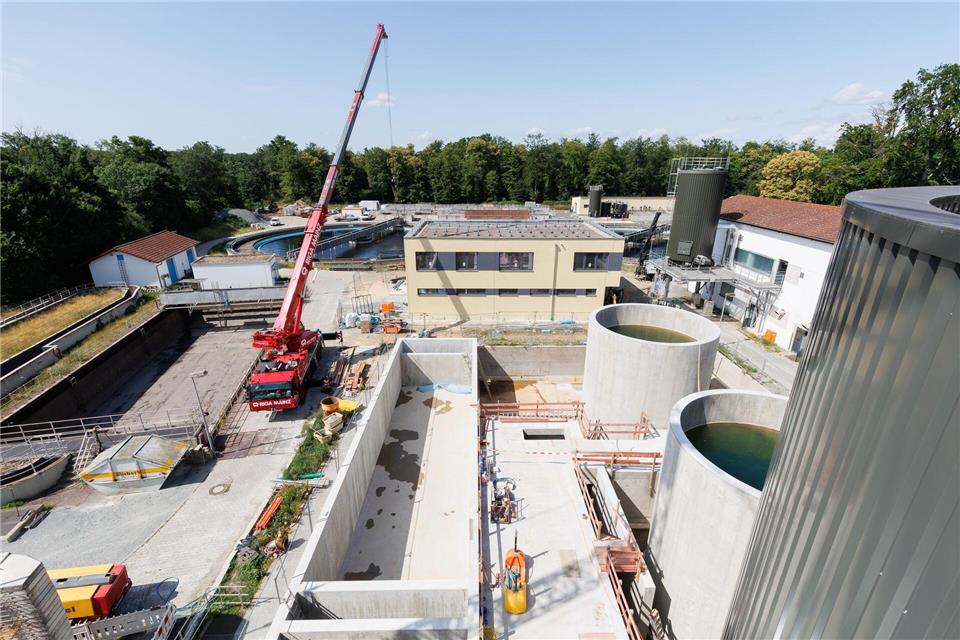 Wo kann beim Ausbau der Kläranlage gespart werden. Mörfelden-Walldorf hat jeden Euro zweimal umgedreht und Teile des Bauvorhabens abgespeckt, ohne dass es nach Ansicht der Jury Einbußen an der Qualität der Anlage gegeben hat. Dafür gibt es jetzt den „Spar-Euro“ für die Stadt. (Archivbild) Lando Hass/dpa