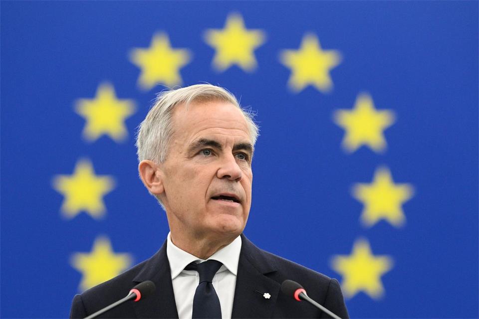 „Wo sich unsere Stärken unterscheiden, ergänzen sie sich. Wo sie sich überschneiden, schaffen sie Größe“: Kanadas Premierminister Mark Carney bekam für seine Rede vor dem Europäischen Parlament langen Applaus.Pascal Bastien/AP/dpa