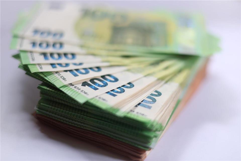 Familie sucht 1.000 Euro – Sohn verliert Geld Wo sind die 1000 Euro? Ein Zwölfjähriger nimmt Geld seiner Eltern an sich und verliert es laut Polizei. (Symbolbild)Karl-Josef Hildenbrand/dpa