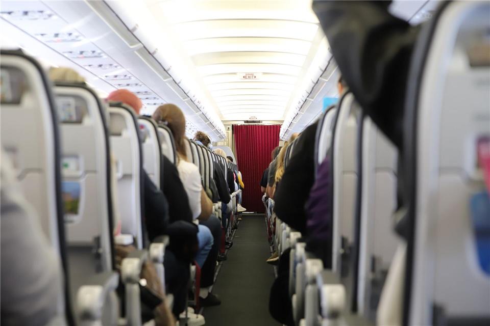 Wo sind die Flugbegleiter? Manchmal hilft es, sich mit dem Blick auf Sicherheitspersonal von der in abgeschlossenen Räumen - wie dem Flugzeug - aufkommenden Angst abzulenken.picture alliance/dpa