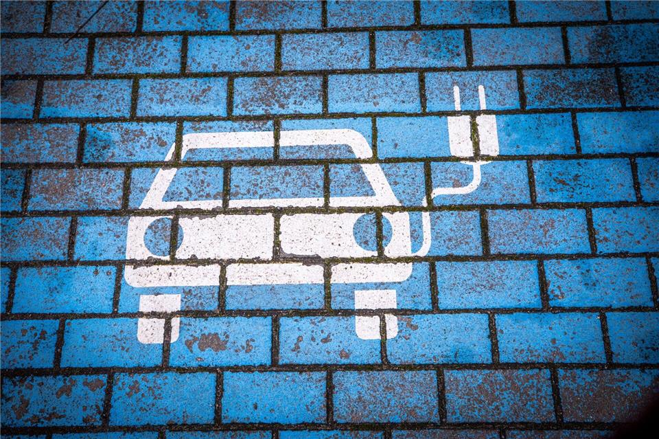 Wo und wie Elektroautos geladen werden können, spielt für ihre Verbreitung eine wichtige Rolle. (Archivbild)Jens Büttner/dpa