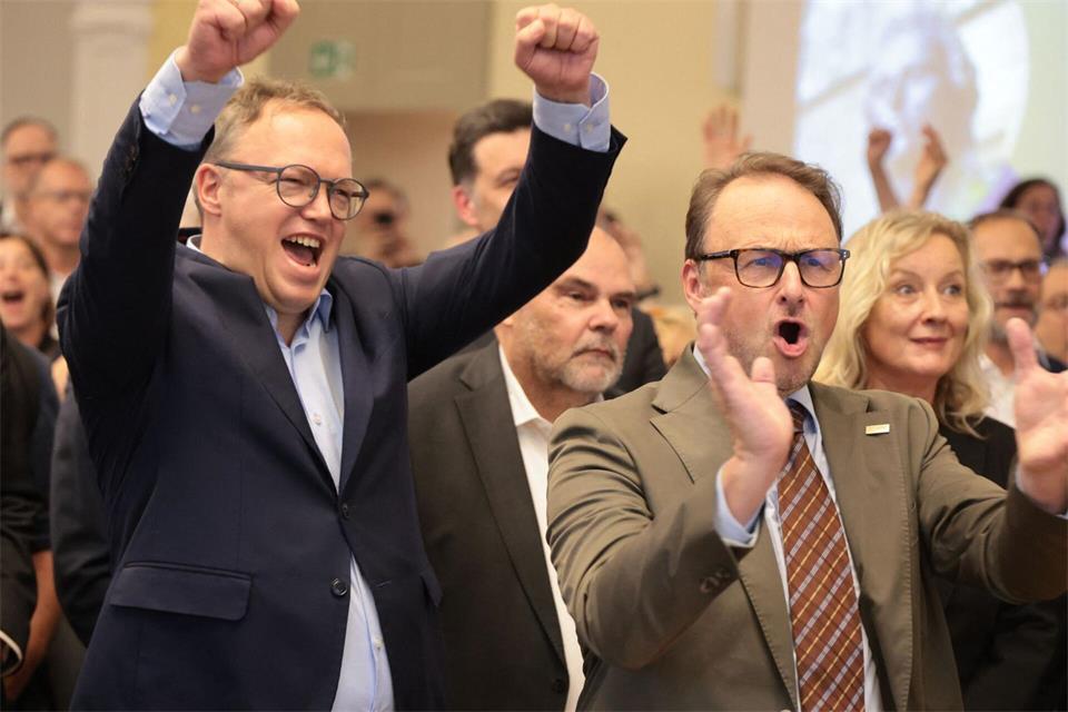 Woanders war die Freude hingegen groß, wie hier bei Andreas Marx (rechts), Präsident der Friedrich-Schiller-Universität Jena, und Thüringens Ministerpräsident Mario Voigt (CDU).Bodo Schackow/dpa
