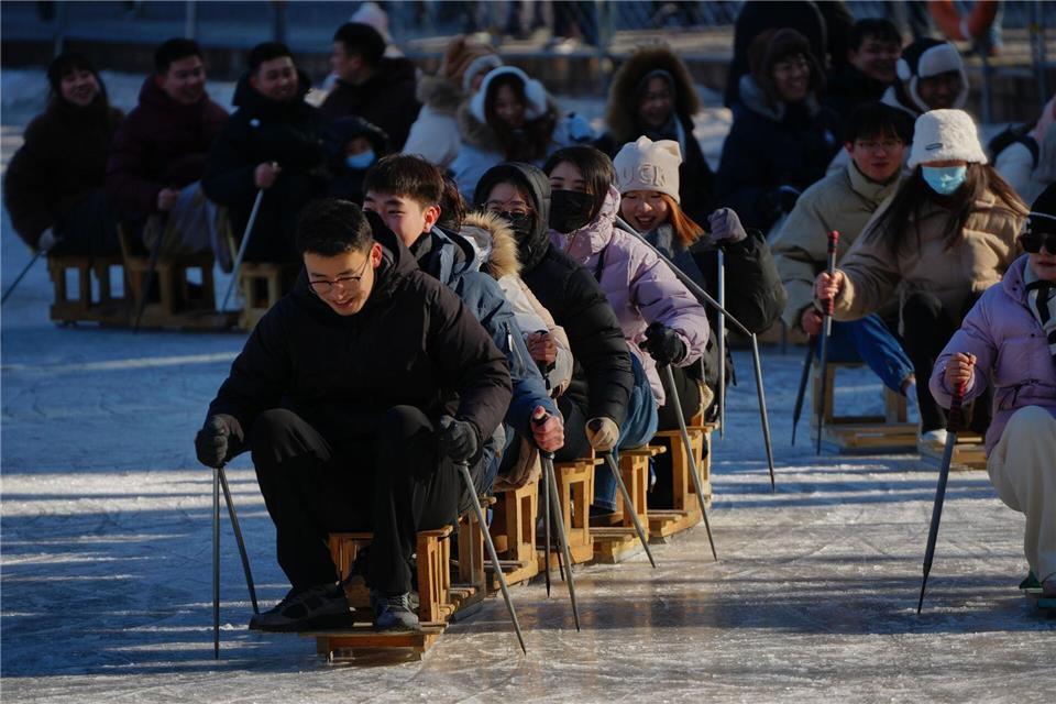 Wochenendspaß auf dem Eis: Stuhl-Skifahren im Park von PekingAndy Wong/AP/dpa