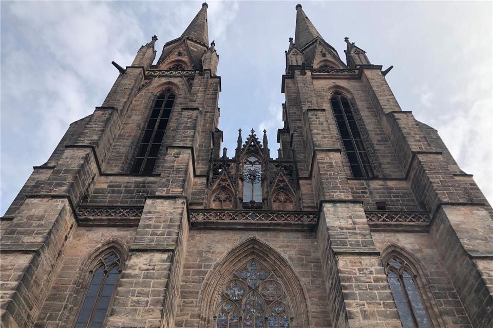 Wochenlang verfolgten zahlreiche Menschen via Live-Kamera die Geschehnisse in einem Uhu-Nistkasten in einem Turm der Marburger Elisabethkirche. Nun mussten Naturschützer die Küken vor dem Verhungern retten.Christine Schultze/dpa