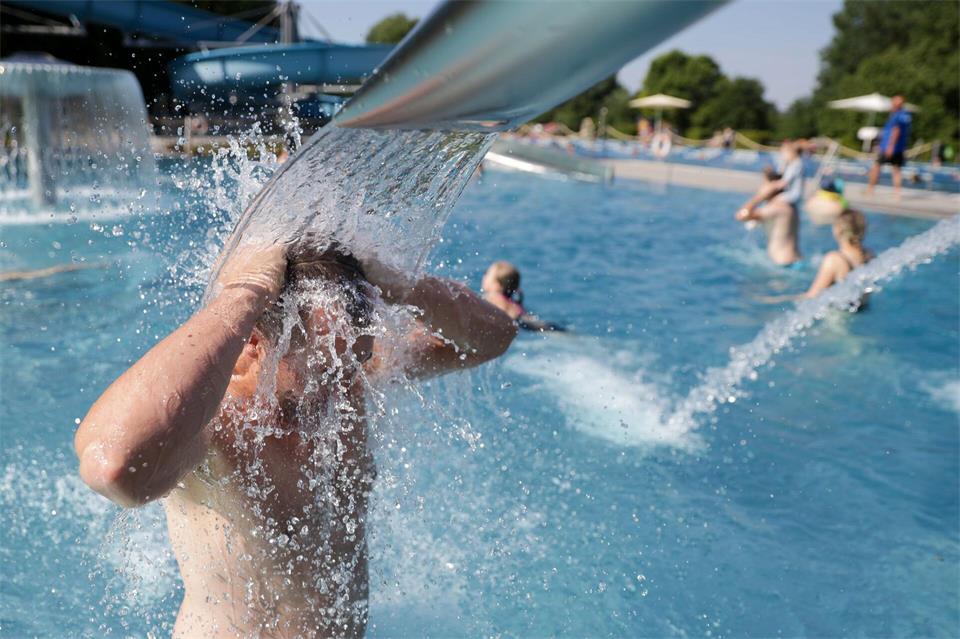 Wochenlange Hitze, wochenlang Sonne und volle Freibäder. (Archivbild) Thomas Warnack/dpa