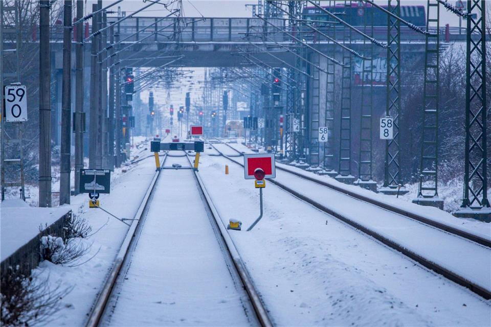 Wochenlanger Frost führte im Januar und Februar zu Verzögerungen bei der Sanierung der Bahnstrecke Hamburg-Berlin. (Archivbild)Jens Büttner/dpa