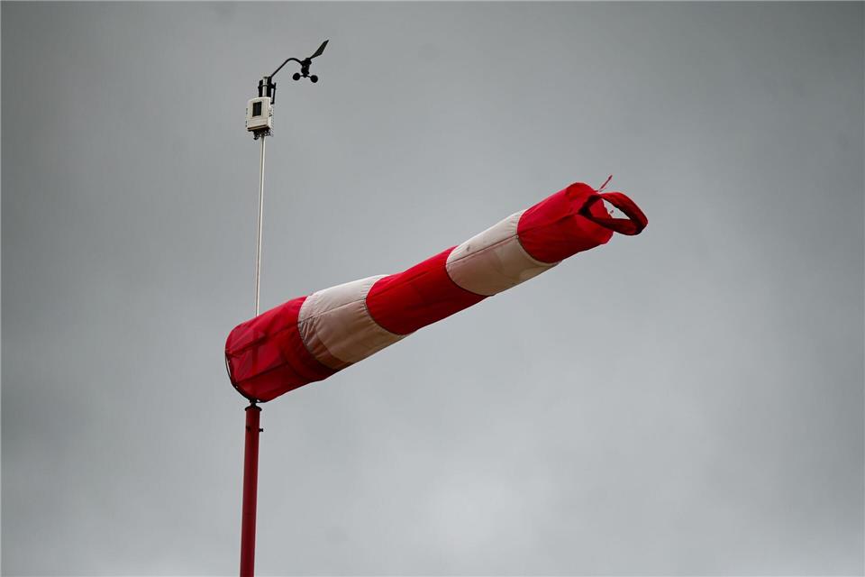 Windiger Wochenauftakt Wochenstart mit Wind, den wird es in Rheinland-Pfalz und dem Saarland geben. (Symbolbild)Marius Bulling/dpa