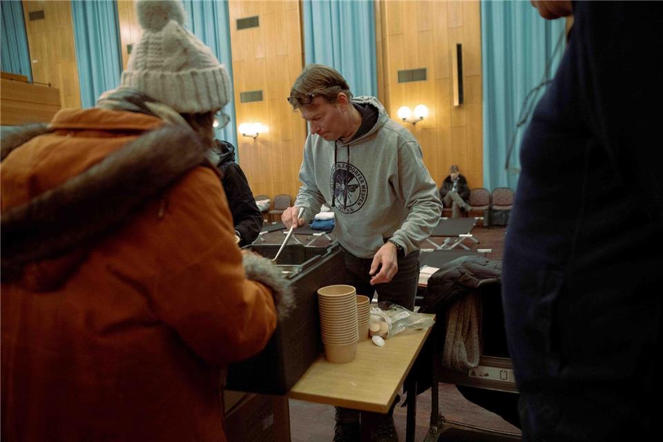 Wofram Keller vom Sportverein Zehlendorfer Wespen gehört zu den zahlreichen Freiwilligen die im Berliner Südwesten helfen.Carsten Koall/dpa
