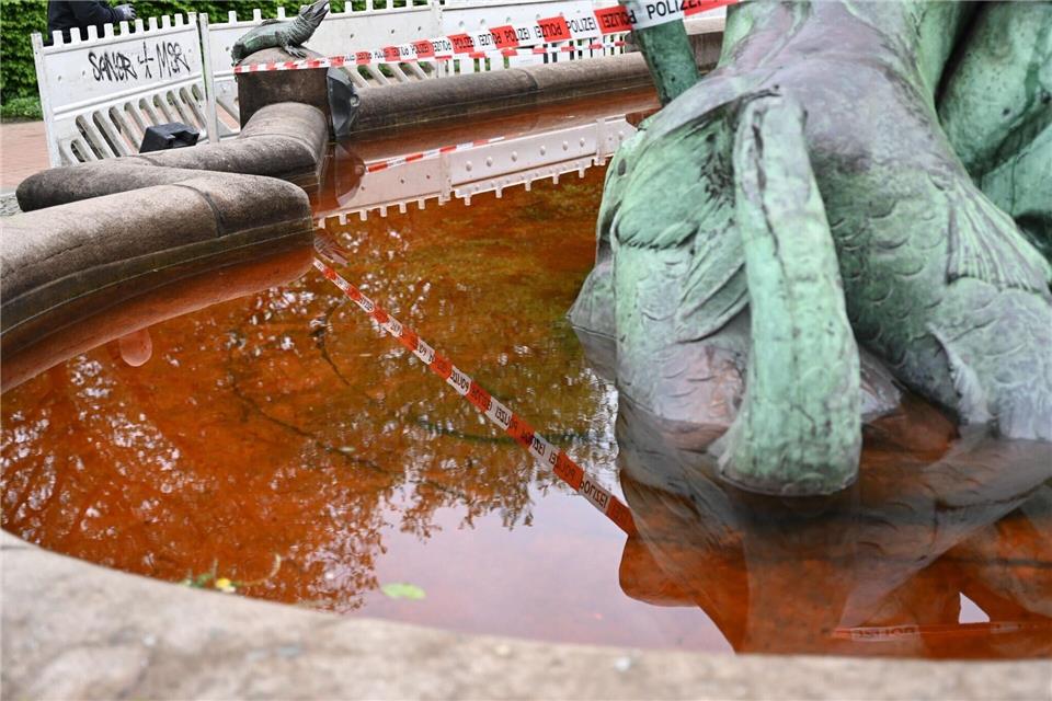 Woher die rote Farbe kommt, ist unklar. Katrin Luxenburger/dpa
