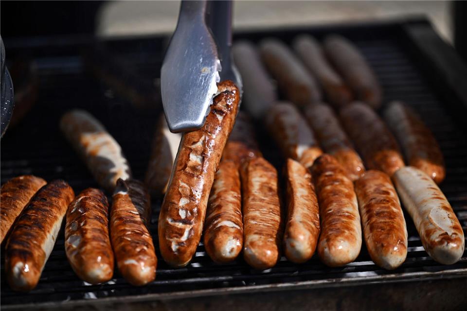 Woher kommt die älteste Bratwurst? Über die Frage wird seit vielen Jahren gestritten. (Archivbild)Martin Schutt/dpa