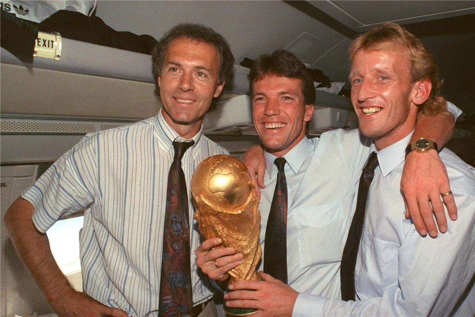 Wohin ein Traumstart ins Turnier führen kann, bewiesen Franz Beckenbauer, Lothar Matthäus und Andreas Brehme (vl) 1990 in Italien. (Archivbild)Wolfgang Eilmes/dpa