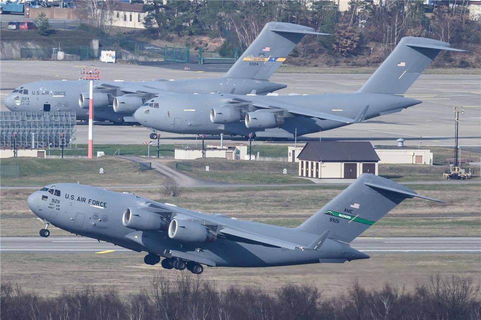 Wohl nirgendwo in Deutschland haben die USA so viele Soldaten, Transportflugzeuge und Logistik zusammengezogen wie in Ramstein. (Archivbild)Boris Roessler/dpa