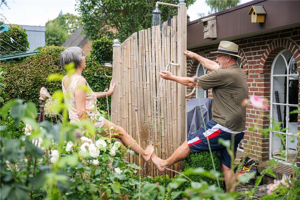 Wohltuend bei schweren Beinen an heißen Tagen: eine kühlende Dusche. picture alliance / dpa-tmn