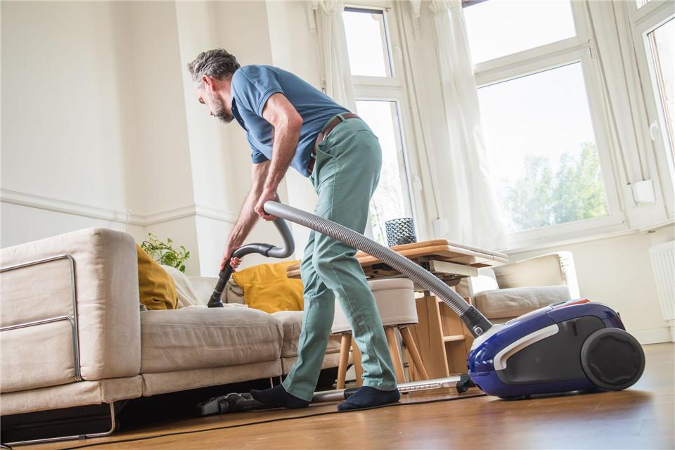 Wohn- und Esszimmer, Küche, Bad und Flur stehen bei einem schnellen Hausputz im Fokus.Christin Klose/dpa-tmn