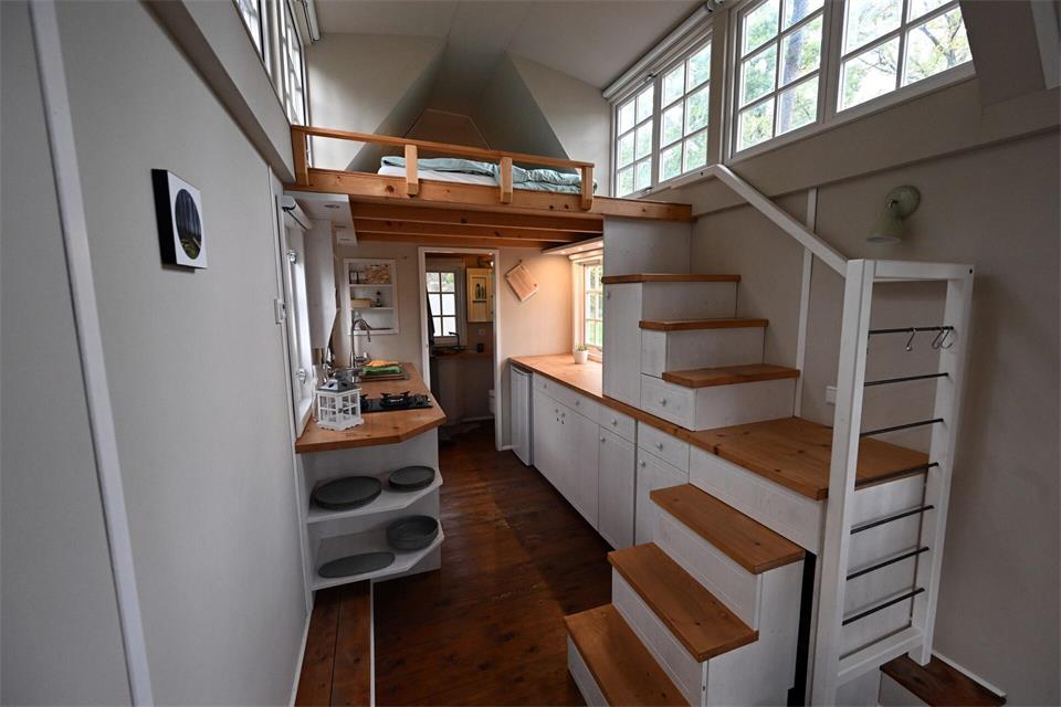 Wohnen auf zwei Etagen: Betten sind wegen ihres großen Platzbedarfs oft direkt unter dem Dach eines Tiny Houses platziert.picture alliance/dpa