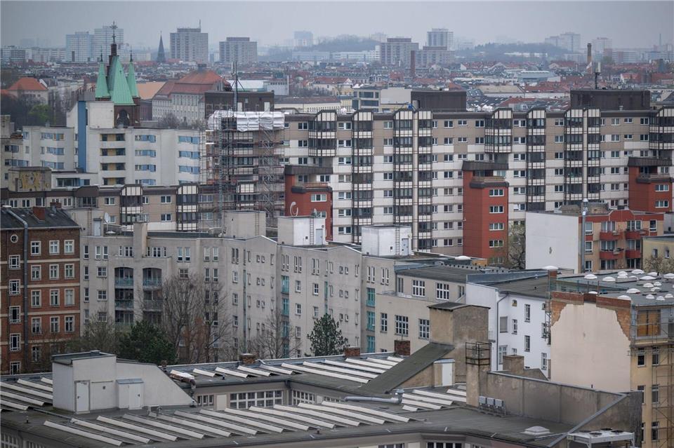 Wohnen in begehrten Gegenden kann ins Geld gehen. Zumindest heftige Preissprünge soll die Mietpreisbremse verhindern. (Archivbild)Monika Skolimowska/dpa