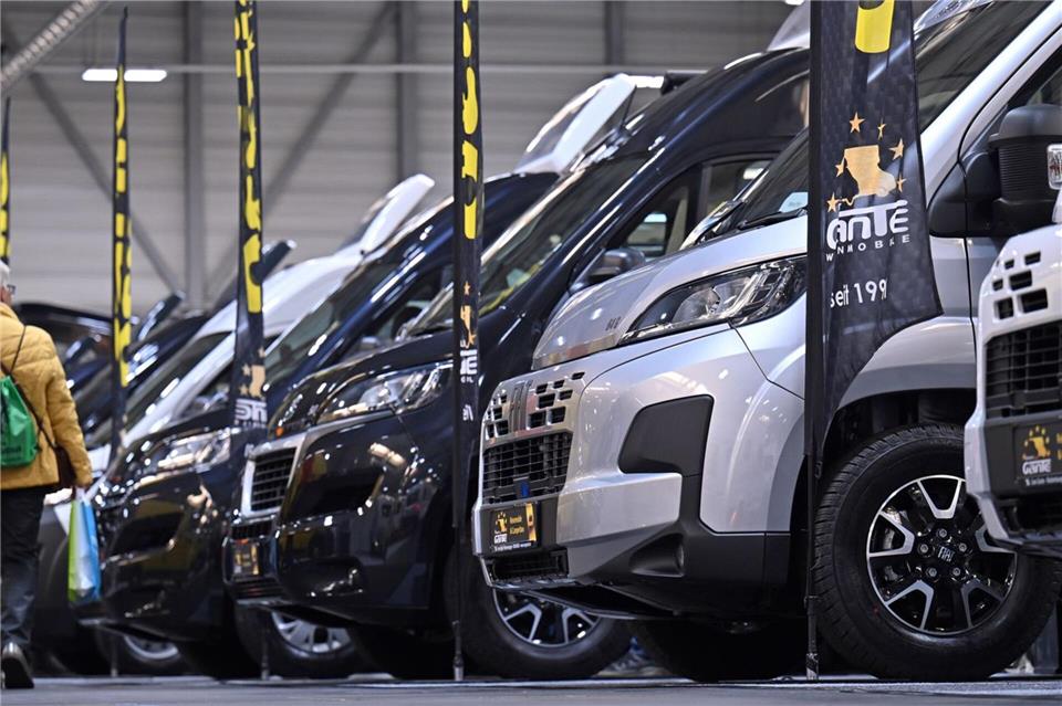 Wohnmobile können höhere sechsstellige Summen kosten und sind nicht für jedermann erschwinglich. (Symbolbild)Martin Schutt/dpa