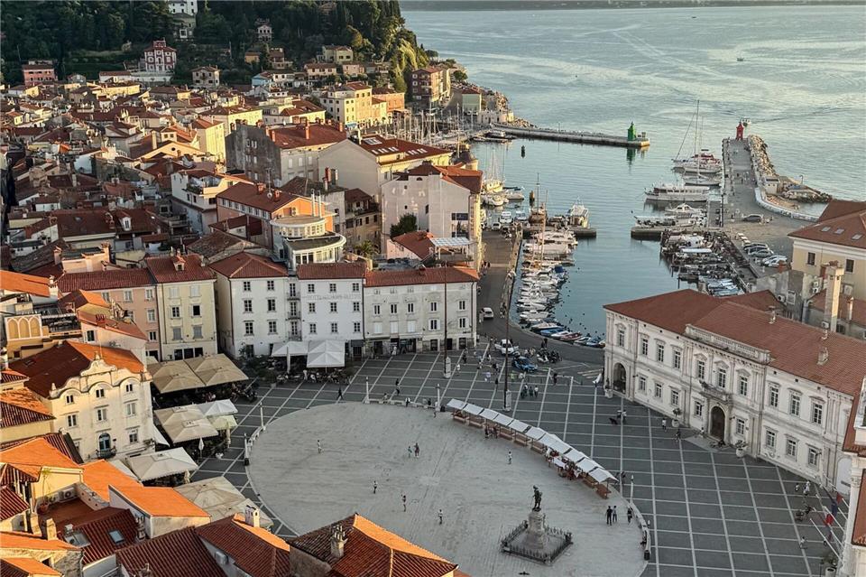 „Wohnzimmer von Piran“, so nennen sie den Tartiniplatz, hier vom Glockenturm aus gesehen.Wolfgang Stelljes/dpa-tmn