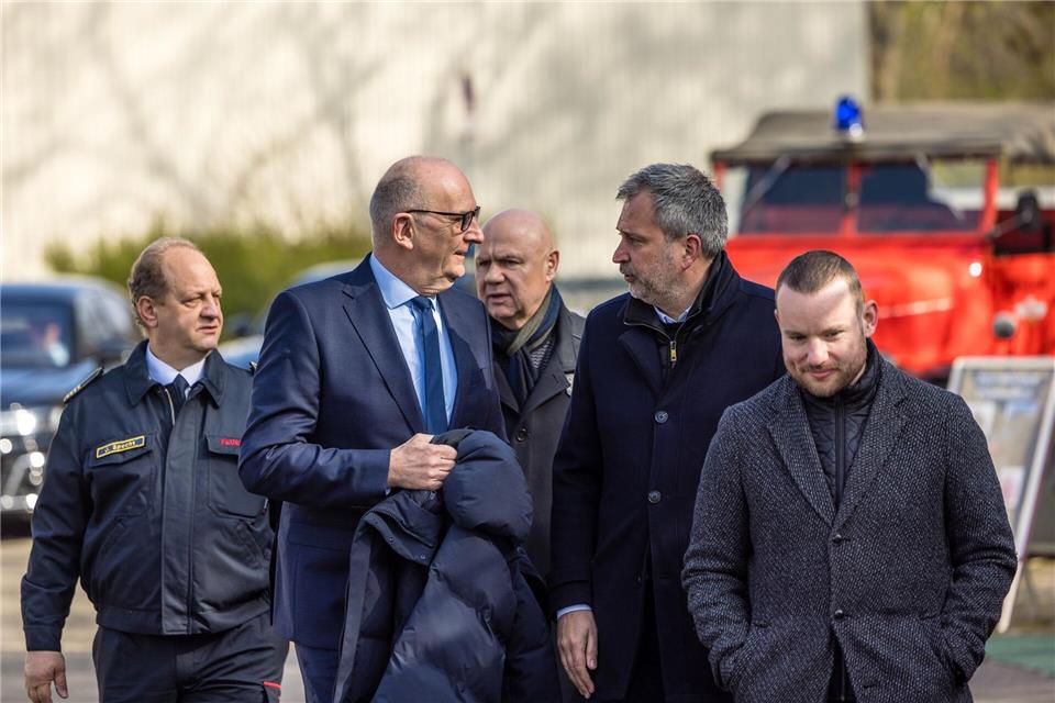 Woidke stattete der Blaulichtmeile einen Besuch ab.Frank Hammerschmidt/dpa