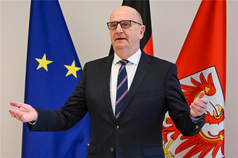 Woidke will sich um den Abbau von Doppelstrukturen in der Verwaltung kümmern. (Archivbild)Jens Kalaene/dpa