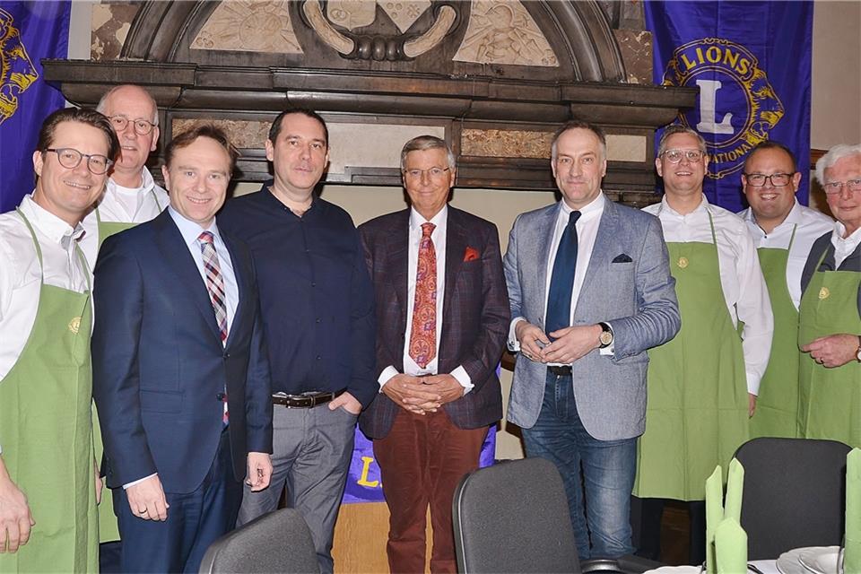 Wolfgang Bosbach (Mitte), Mitglieder des Lions-Clubs Borken, dessen Präsident Claus Greve (v.4.r.) und Landrat Dr. Kai Zwicker (3.v.l.).