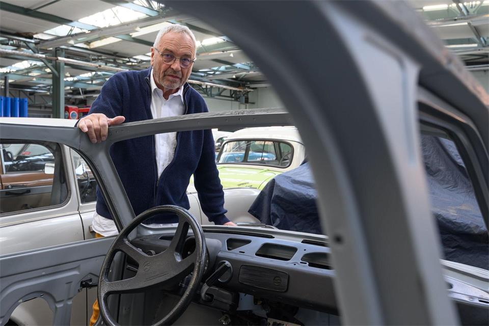 Wolfgang Kießling fuhr einst mit dem Trabi Rallye, seit vielen Jahren ist er Chef des Internationalen Trabant-Registers. Hendrik Schmidt/dpa