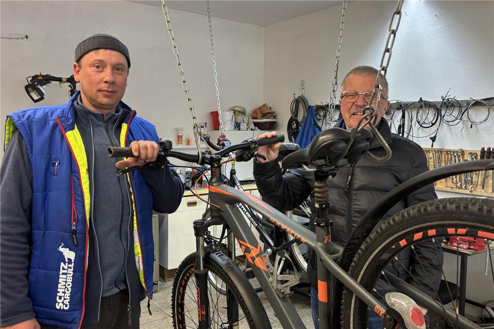Wolfgang Knüpfer (rechts) und Sergey Shevel von der Radbar bereiten sich auf den Umzug vor.
