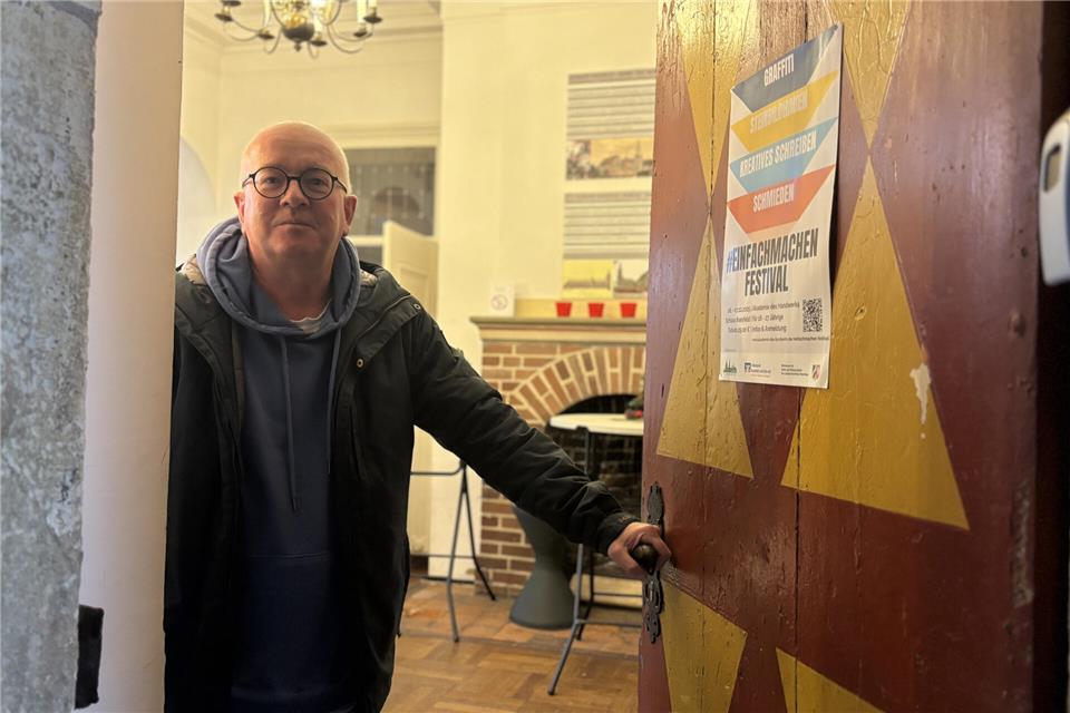 Wolfgang Ronau öffnet für den BZ-Adventskalender die Tür der „Leuchtstube“