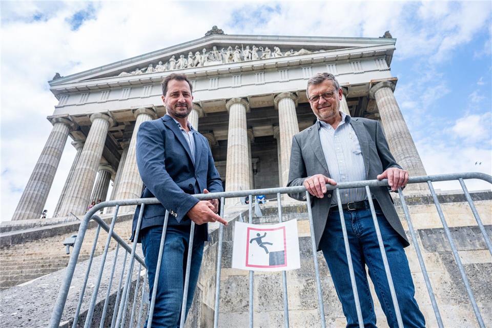 Wolfgang Vogel (l), erster Bürgermeister von Donaustauf, und sein Stellvertreter Johann Sauerer stehen an einer Absperrung vor der Walhalla nahe Regensburg. Geländer „müssen zum Bauwerk passen“, meint Vogel. Armin Weigel/dpa