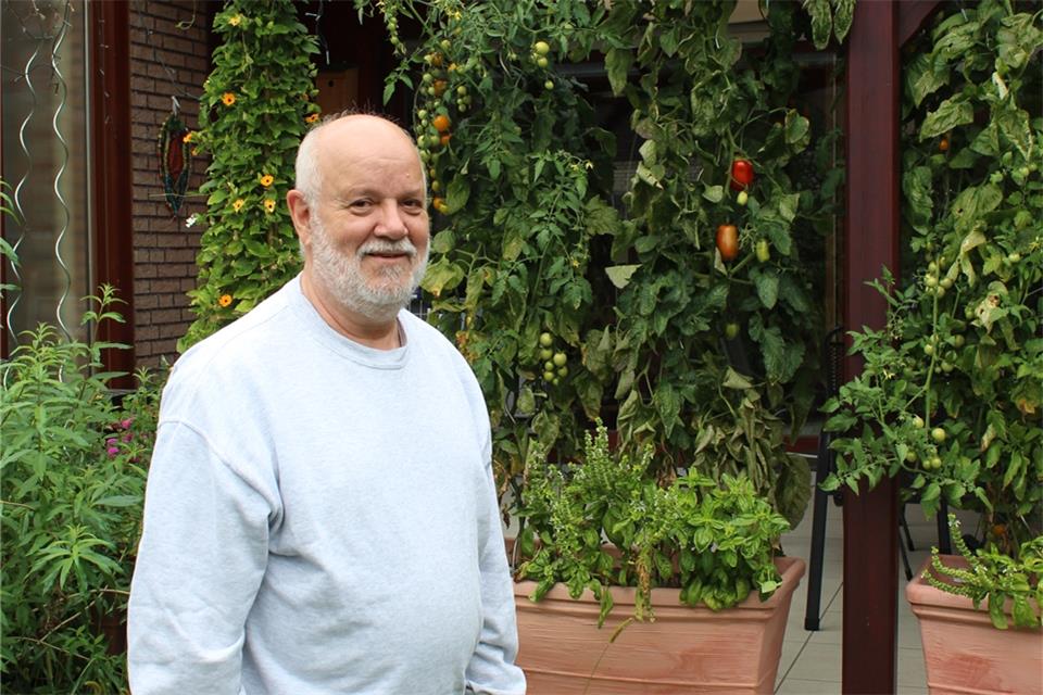 Wolfgang Warschewski in einem Garten in Erle: Er wird dem neuen Rat nicht mehr angehören.