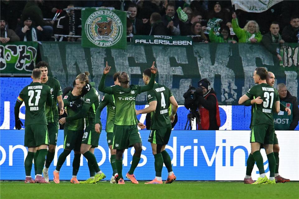 Wolfsburg holt den ersten Heimsieg nach fast elf Monaten.Swen Pförtner/dpa