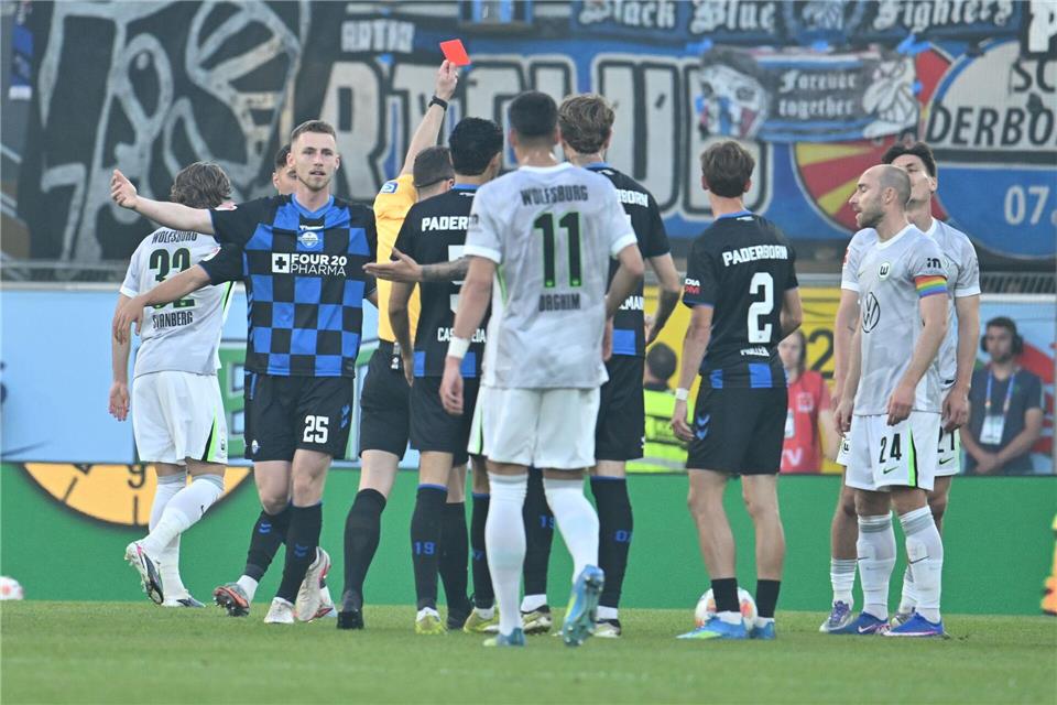 Wolfsburg musste früh mit einem Mann weniger auskommen.Swen Pförtner/dpa