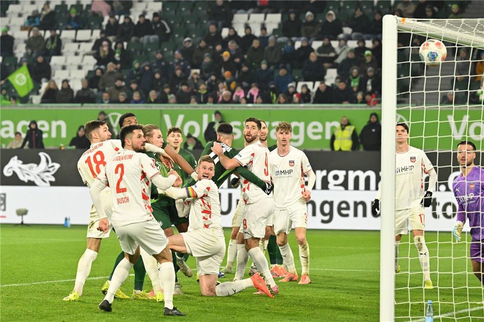 Wolfsburger Ausgleich: Moritz Jenz trifft zum späten 1:1 gegen Heidenheim.Swen Pförtner/dpa